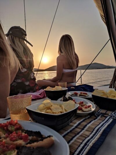Alghero: Sunset Sailing Aperitif Experience