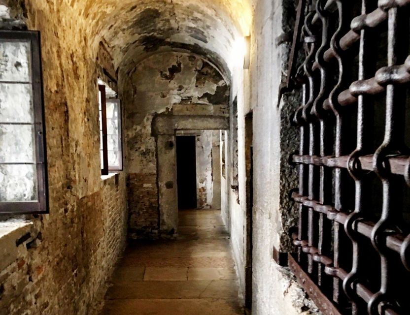 All-Inclusive Tour: Doge Palace, St Mark's Basilica & Square - Group size, headsets, and the pace of the day