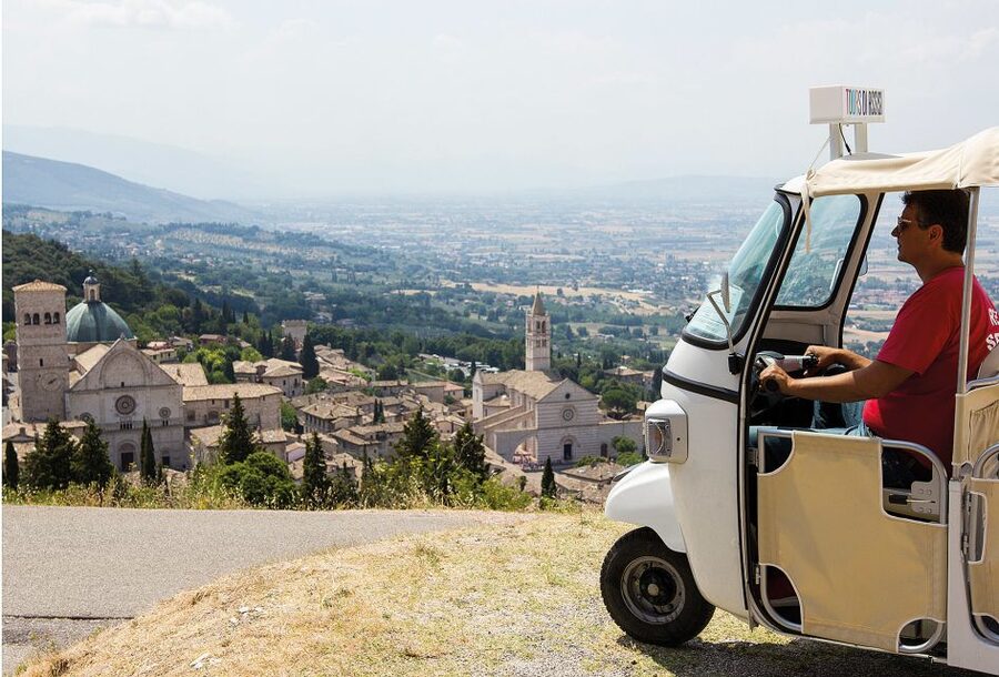 Assisi: Panoramic Tuk Tuk Tour - San Rufino, Piazza Vescovado, and the religious center