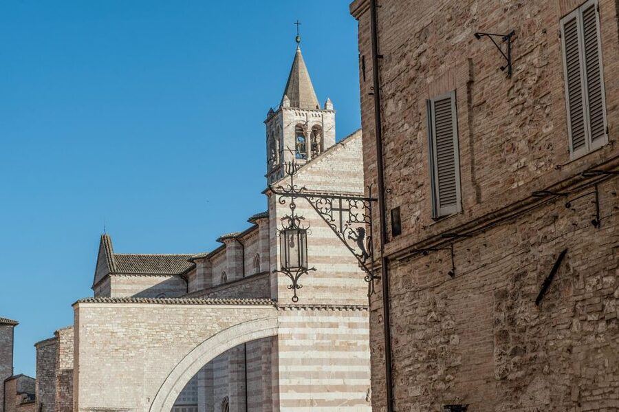 Assisi: Walking Tour with St. Francis Basilica Visit - The guides are a major part of the value