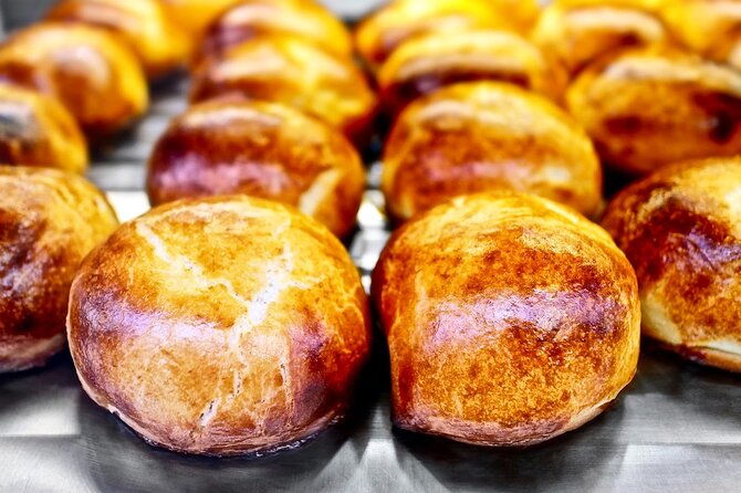 Authentic Naples Food Tour with 8+ Tastings of Pizza, Wine & More - San Gregorio Armeno and the old center’s special character