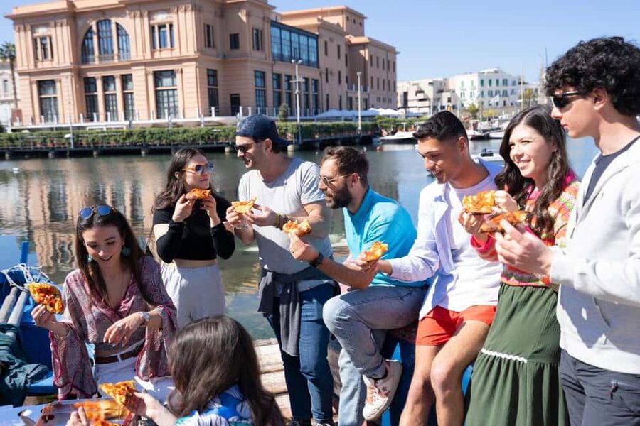 Bari: Walking Street Food Tour - Panzerotti and sgagliozze in a traditional corner