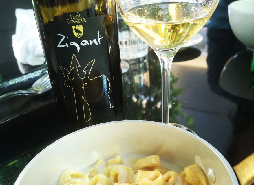 Bologna: City Center Guided Wine Walking Tour - Moving from an enoteca to an osteria