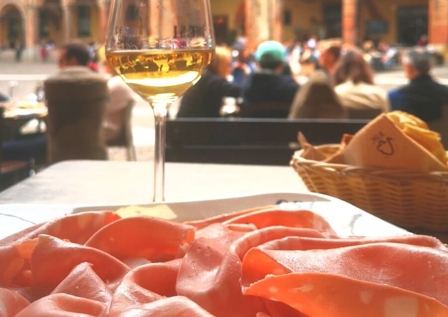 Bologna: City Center Guided Wine Walking Tour - Small groups make the conversation better