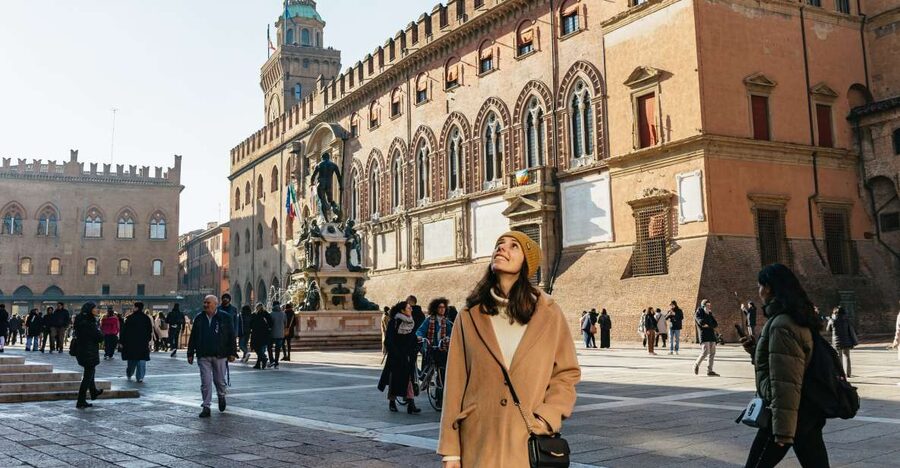 Bologna: City Center Walking Tour - Piazza della Mercanzia and Bologna’s merchant past