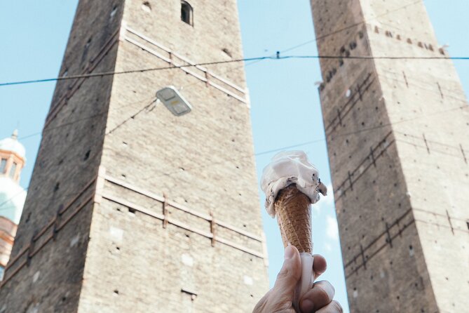 Bologna gastronomic experience with a local - Meeting at Neptune’s Fountain