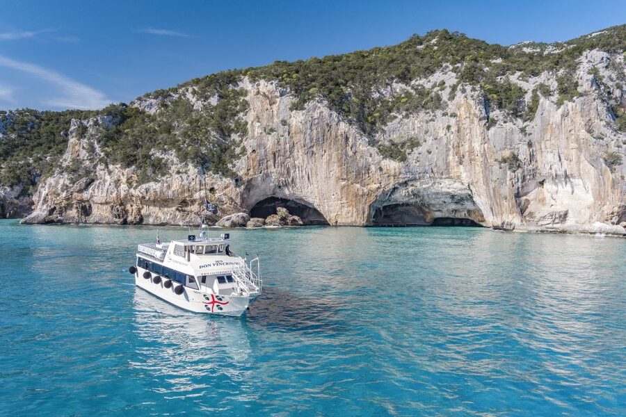 Cala Gonone: Grotta del Bue Marino and Cala Luna Boat Tour - A boat ride that links two very different stops