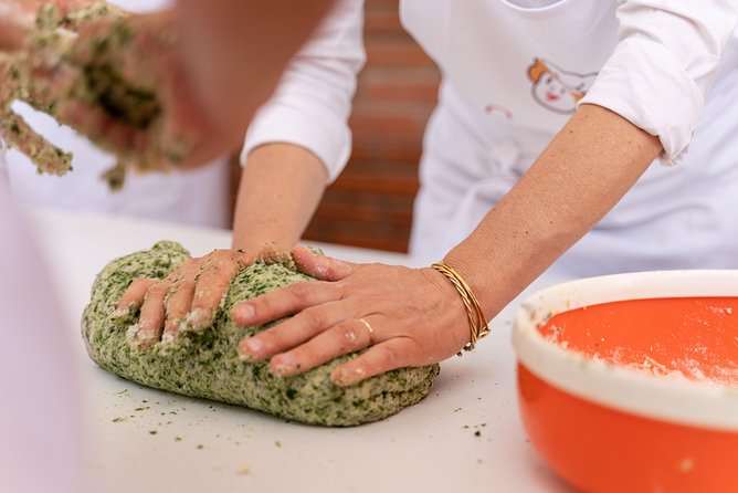 Cesarine: Small group Pasta and Tiramisu class in Varenna - Starting with an aperitivo