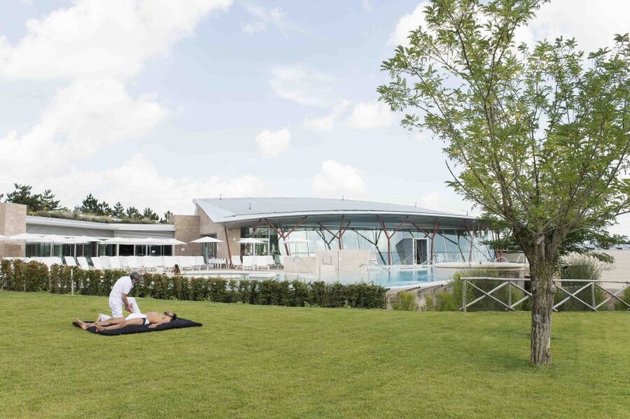 Chianciano Terme: Theia Thermal Pools Entrance Ticket - Moving through the indoor and outdoor pools