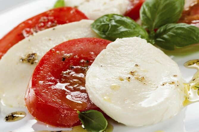 Cooking class with Pasta, mozzarella and Tiramisu with wine - Rolling pasta and preparing the main course