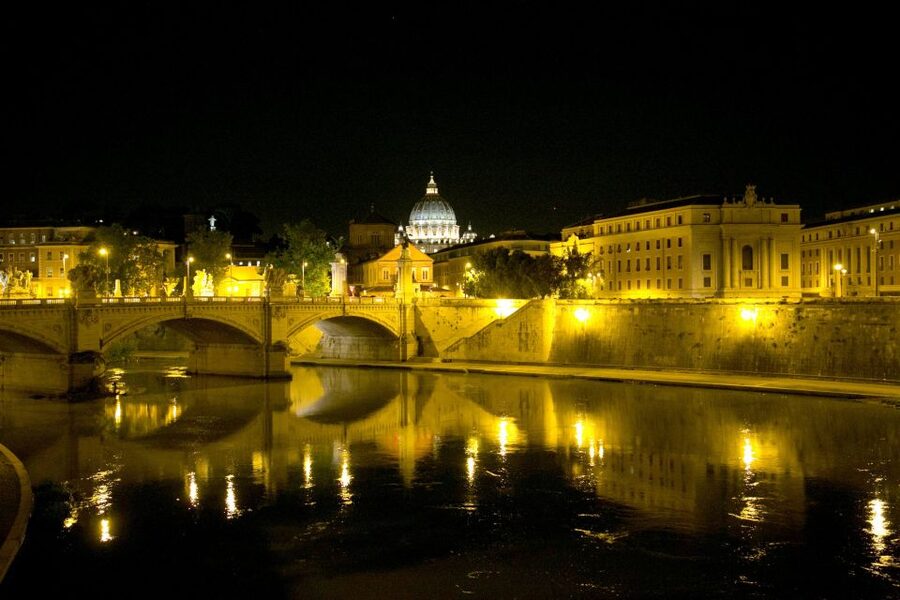Dark Heart of Rome - Facts, Legend & Mystery Walking Tour - Piazza Farnese and the storytelling style