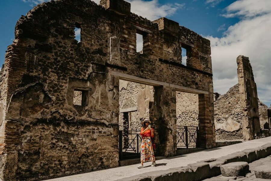 Discover Pompeii: French Walking Tour of the Buried City - Starting at Hotel Vittoria with a clear meeting plan