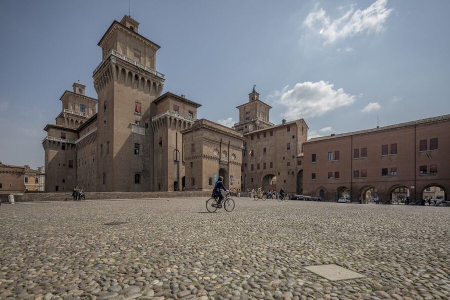 Ferrara: City Highlights Walking Tour with Local Guide - Finishing at Piazza Ariostea