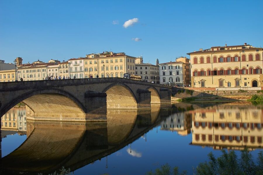 Florence: 2-Hour Guided Sightseeing Bike Tour - Crossing the Arno at Santa Trinita