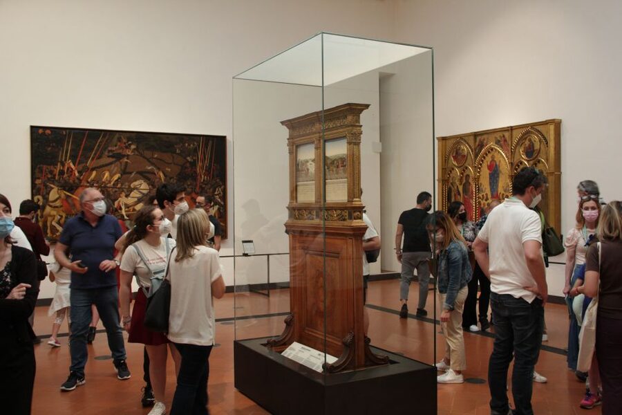 Florence: Accademia and Uffizi Combo Priority Entry Tickets - Walking on to the Uffizi Gallery