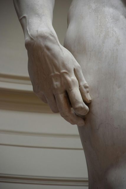 Florence: Accademia Gallery Entry Ticket & David Guided Tour - What makes Azzurra’s guiding style useful