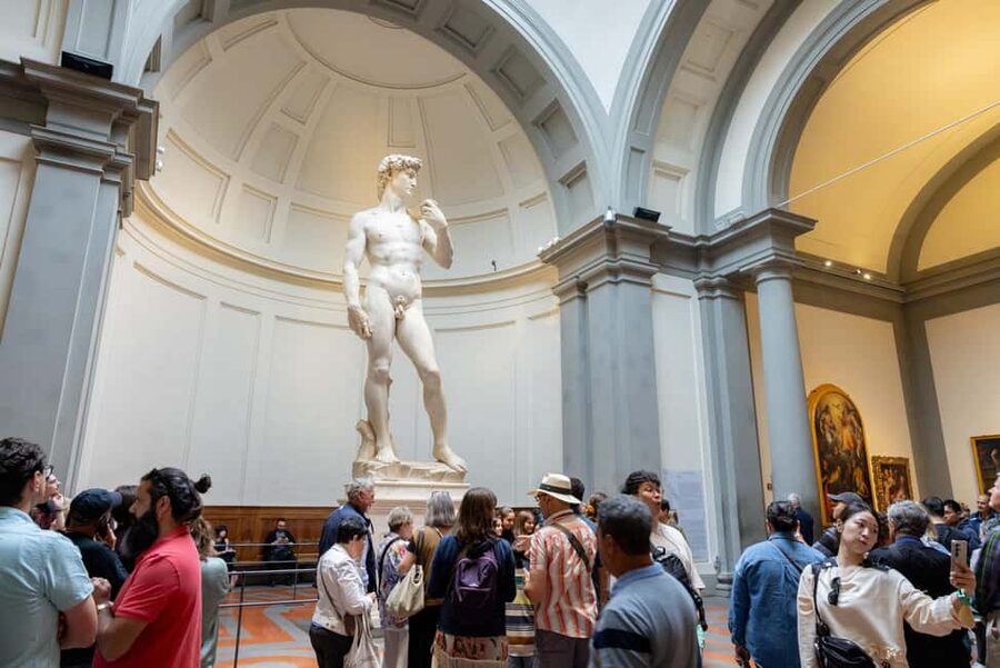 Florence: Accademia Gallery Reserved Entry Ticket - Finding the host at Via Ricasoli 39