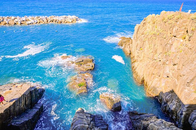 Florence: Cinque Terre Park Day Trip with Optional Street Food - Manarola: bright houses and a short first look