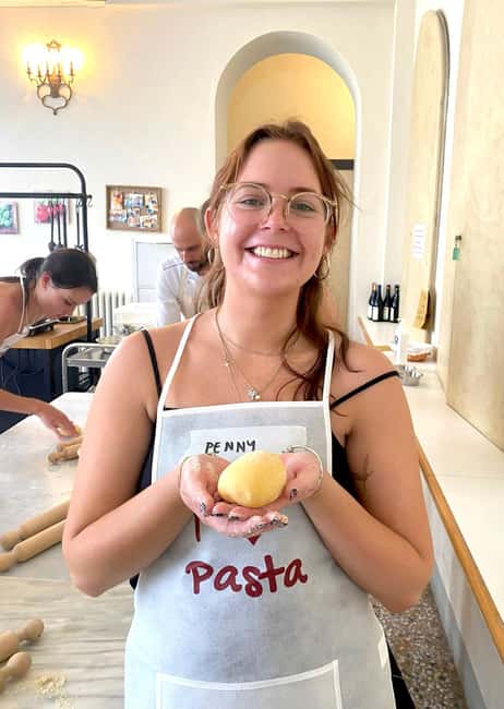 Florence: Pasta Class with Wine, Limoncello and Dessert - How social is the class?