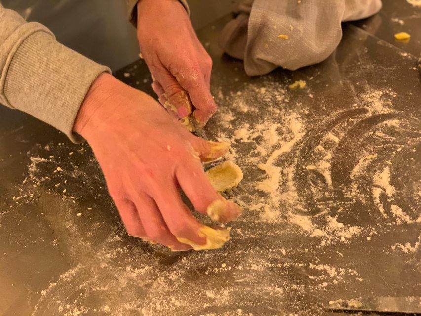 Florence: Pasta & Tiramisu Cooking Class with Unlimited Wine - Key points to know before booking