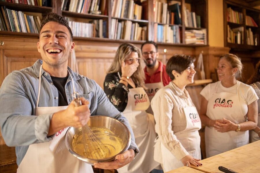 Florence: Pizza and Gelato Experience with Unlimited Wine - Choosing toppings and cooking your pizza