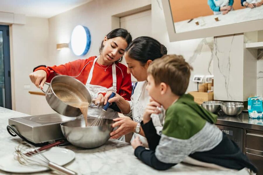 Florence: Pizza and Gelato Preparation Class - The chefs make a real difference