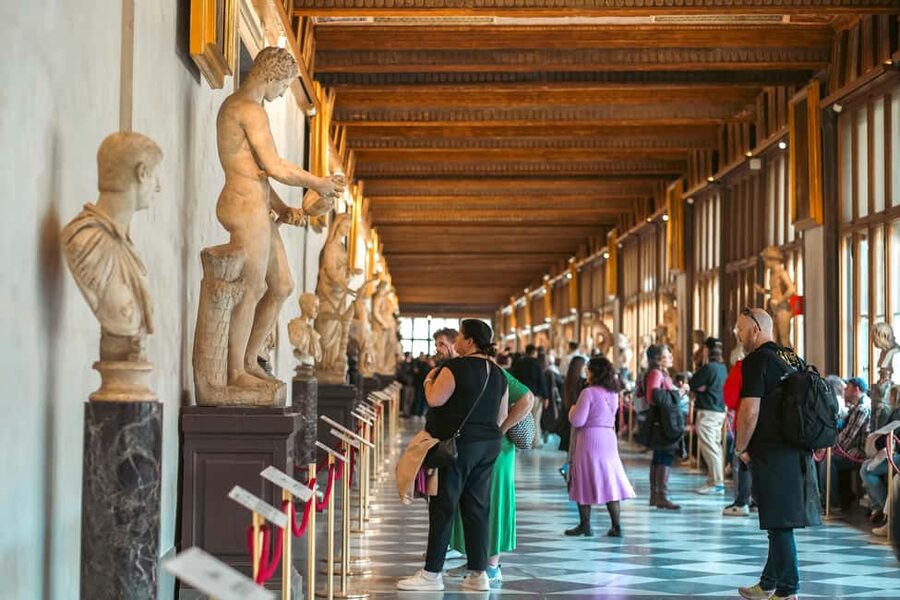 Florence: Uffizi Gallery Reserved-Entry VIP Tour - Entering the Uffizi and handling the security line