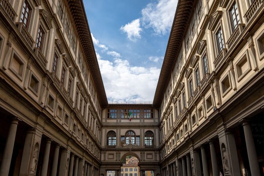 Florence: Uffizi, Pitti Palace & Boboli Combined 5-Day Pass - Meeting the host beside the Uffizi