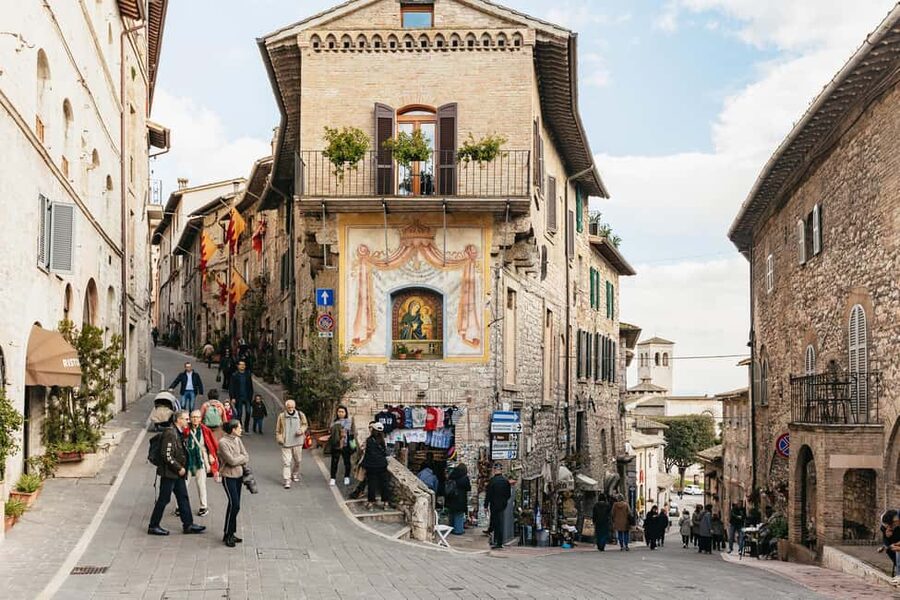 From Florence: Orvieto and Perugia Tour with Church Visits - Perugia: medieval streets, stone squares, and chocolate