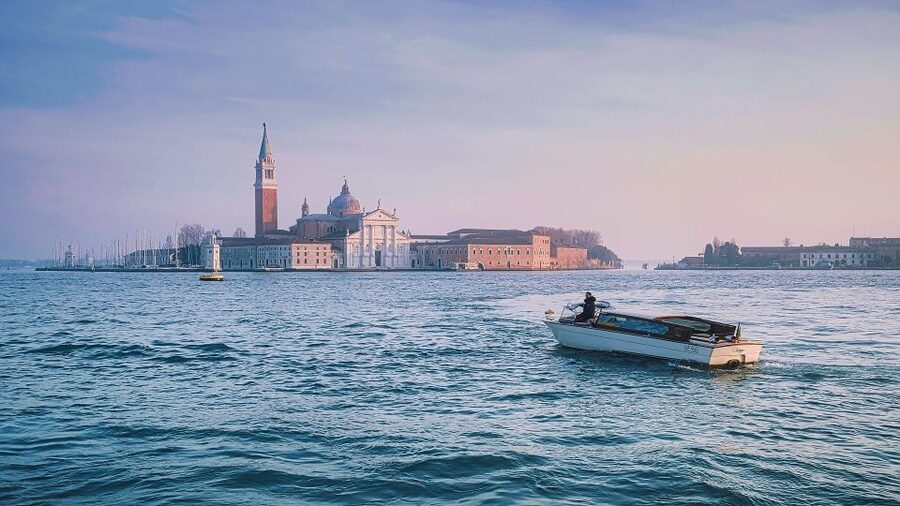 From Milan: Venice and Verona Full-Day Tour by Train - What the guide adds, and what the tour does not include