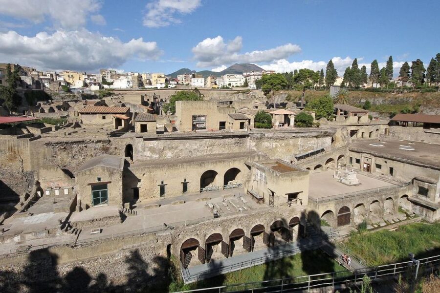 From Naples: Pompeii and Herculaneum Tour with Lunch - Pompeii in two guided hours