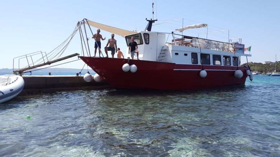From Palau: La Maddalena Archipelago Boat Tour with Pasta - What lunch and the crew add to the day