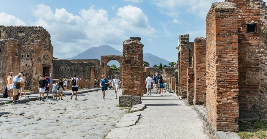 From Rome: Day Trip to Pompeii with Tickets - Entering Pompeii with the right guide