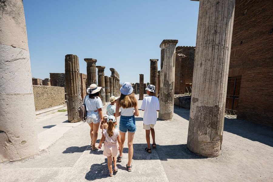 From Rome: Pompeii, Amalfi Coast, and Sorrento Day Trip - Lunch near Pompeii is simple and practical