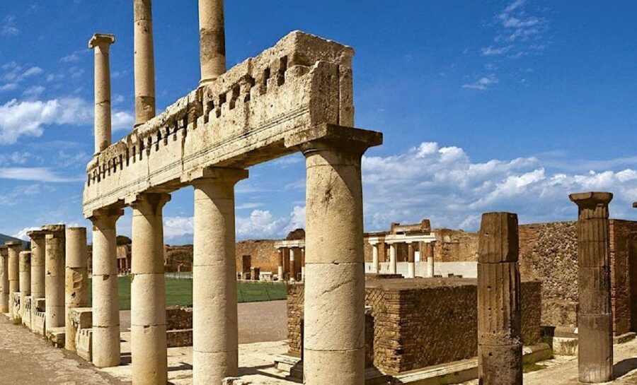 From Sorrento: Day Tour to Pompeii Ruins and Mount Vesuvius - The included pizza lunch near Pompeii