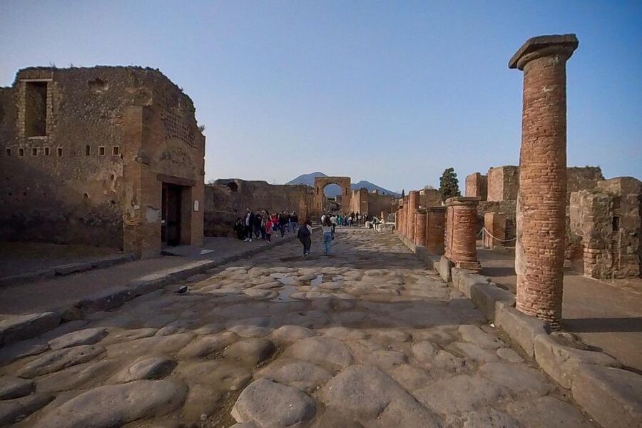 From Sorrento: Pompeii and Vesuvius Guided Tour with Lunch - Walking up Mount Vesuvius at 1,000 meters