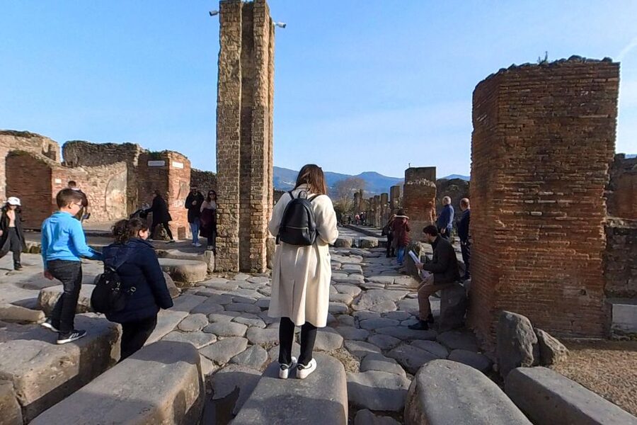 From Sorrento: Pompeii and Vesuvius Guided Tour with Lunch - Meeting in Sorrento and riding to the volcano