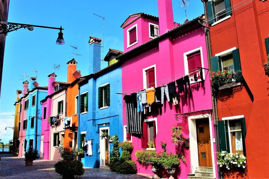 From Venice: Murano and Burano Private Tour with Transfer - What the guides add to the day