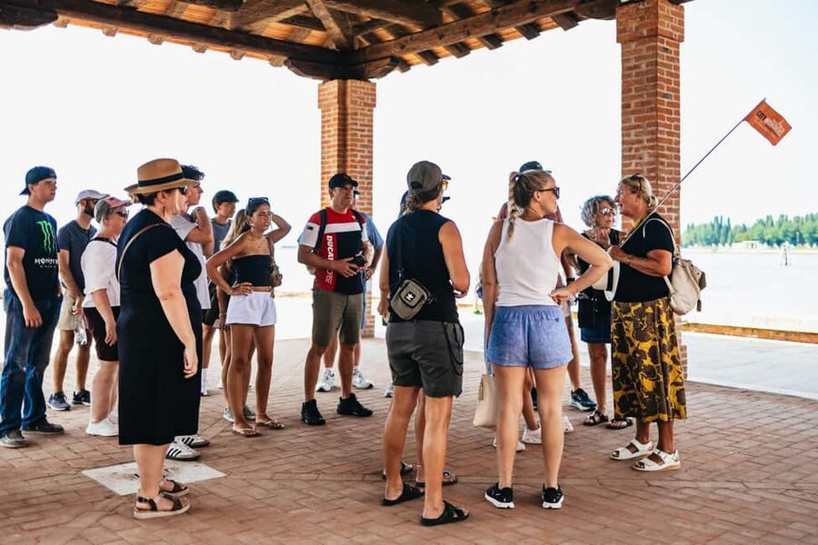 From Venice: Murano & Burano Guided Tour by Private Boat - Burano: painted houses and old lace skills