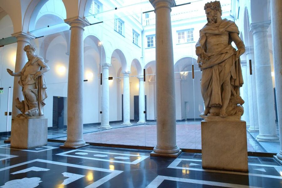 Genoa: 2-Hour Guided Walking Tour of the Historical Center - Following the Caruggi into the medieval center