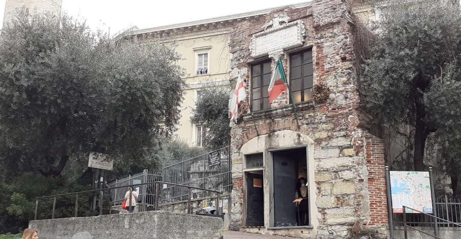 Genoa: Historic Guided Tour of Christopher Columbus' House - A small house beside Genoa’s medieval gate