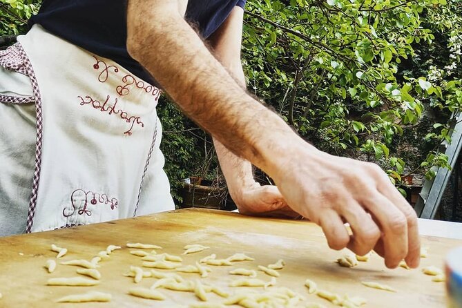 Genoese cooking lesson in the with lunch in the terrace - Grinding pesto the traditional way
