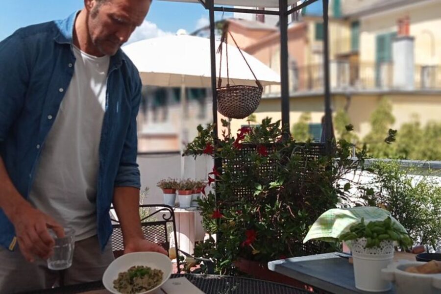 Genova: Homemade Pasta & Pesto Local Chef Class with Wine - Welcome snacks set the tone