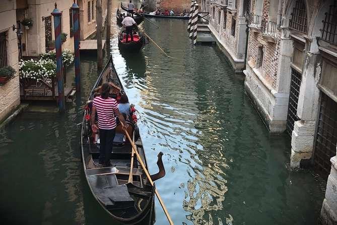 Grand Canal Gondola Experience with Live Commentary™ - What this gondola outing really offers
