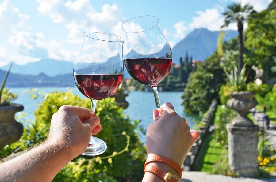 Lake Como: Winery Tour with Wine Tasting - Three wines, generous pairings, and a proper snack