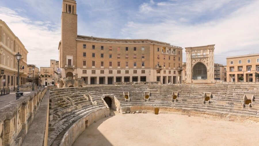 Lecce guided tour with underground discoveries - Santa Croce and the details above your head