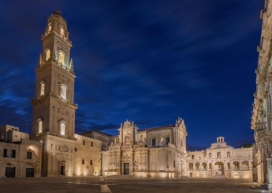 Lecce guided tour with underground discoveries - Piazza Duomo and the drama of Lecce Cathedral