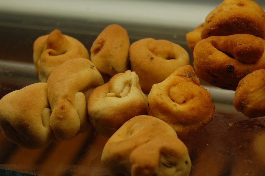 Lecce: Street Food Tasting and Sightseeing Tour - Piazza Duomo and its unusual closed design