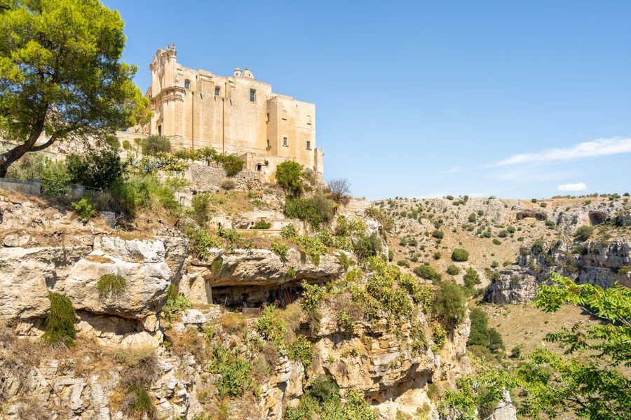 Matera: Sassi Tour with Cave House and Rupestrian Church - Cave houses and the story of daily life
