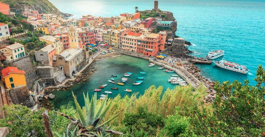 Milan: Cinque Terre Full-Day Guided Trip With Cruise - Reaching La Spezia and taking the boat